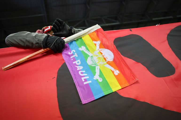 Der FC St. Pauli hat betroffen auf den Anschlag auf den Berliner CSD reagiert. (Archivbild)