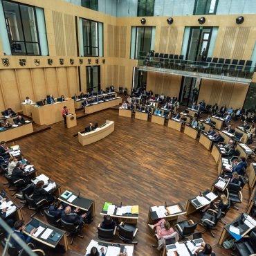 Mehrere Rednerinnen und Redner warben für den Entschließungsantrag. (Symbolbild)