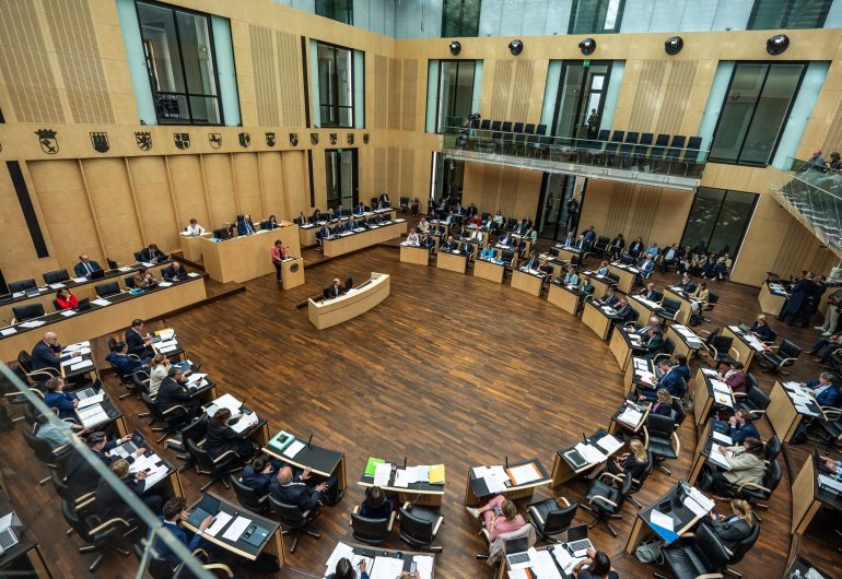 Mehrere Rednerinnen und Redner warben für den Entschließungsantrag. (Symbolbild)