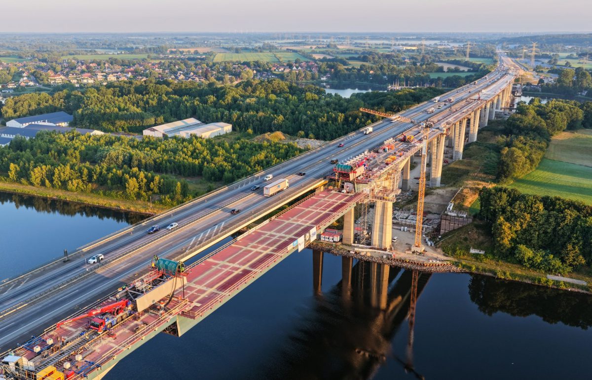 Die neue Rader Hochbrücke nimmt Gestalt an. (Archivbild)