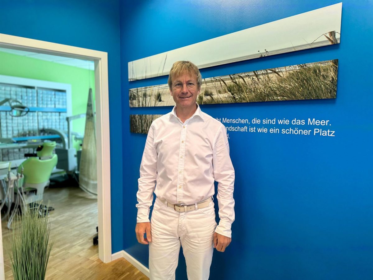 Dr. Andreas Köneke in seiner kieferorthopädischen Praxis auf Föhr.