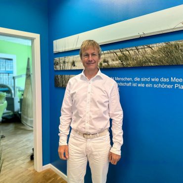 Dr. Andreas Köneke in seiner kieferorthopädischen Praxis auf Föhr.