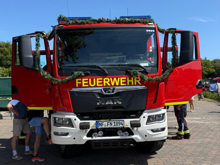 Das neue Löschgruppenfahrzeug LF 10 der Freiwilligen Feuerwehr Norddorf wird am Fähranleger in Wittdün auf Amrum feierlich empfangen.