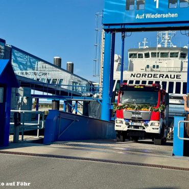 Das neue LF 10 der Freiwilligen Feuerwehr Utersum-Dunsum-Hedehusum wird auf Föhr mit einem großen Feuerwehrkonvoi empfangen.