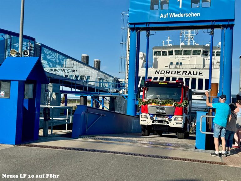 Das neue LF 10 der Freiwilligen Feuerwehr Utersum-Dunsum-Hedehusum wird auf Föhr mit einem großen Feuerwehrkonvoi empfangen.
