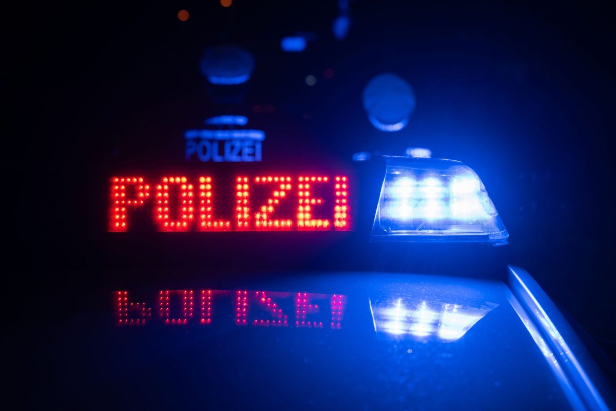 Der Fahrer geriet laut Polizei mit seinem Auto in den Gegenverkehr. (Symbolbild)