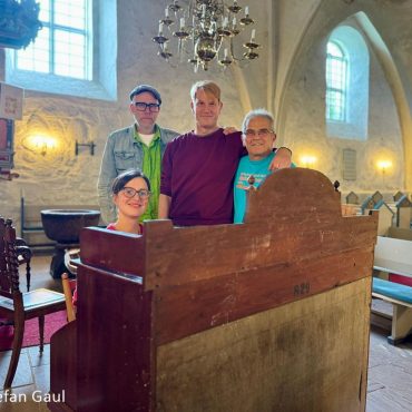 Das Ensemble des Hoftheaters Föhr probt in der Süderender Kirche für die Sommerproduktion „Die Frauen der Mary Celeste“