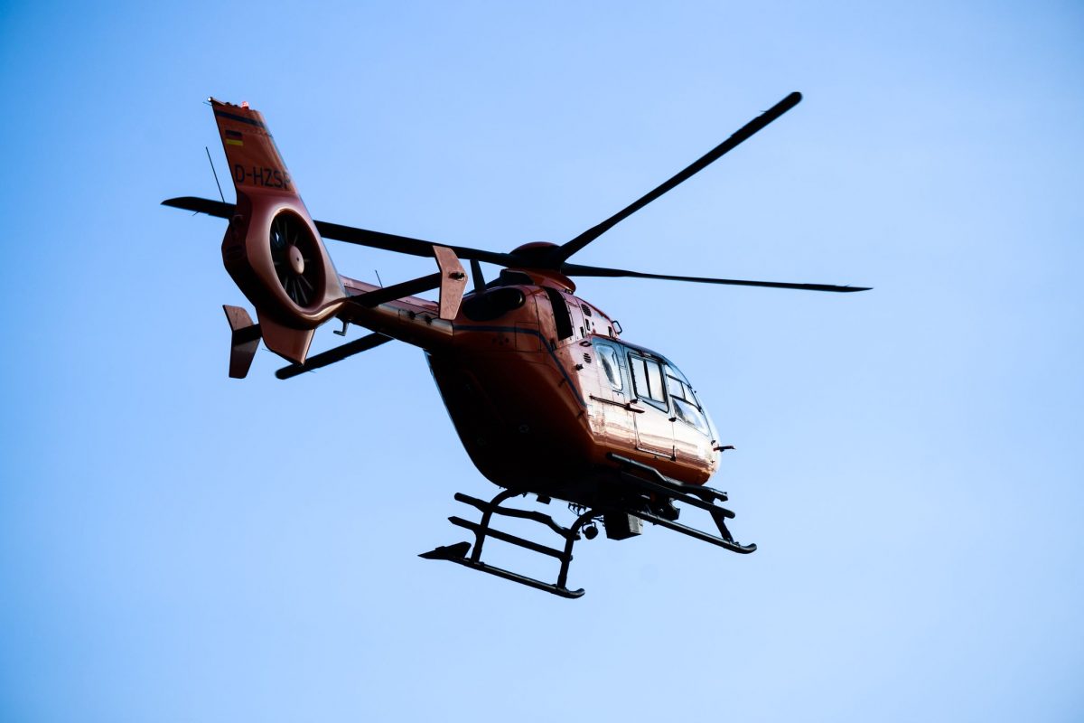 Ein Hubschrauber brachte die schwer verletzte Frau in ein Krankenhaus. (Symbolbild)
