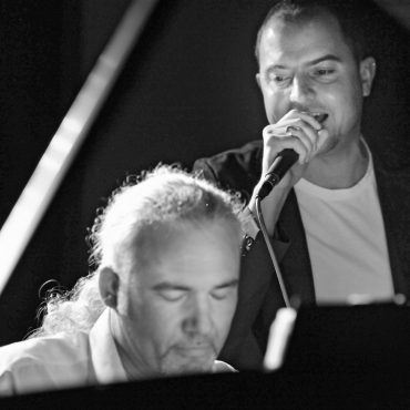 Timo Holstein und Peter Klein vom Duo NIMM 2 bei ihrem Konzertprogramm mit Piano und Gesang.