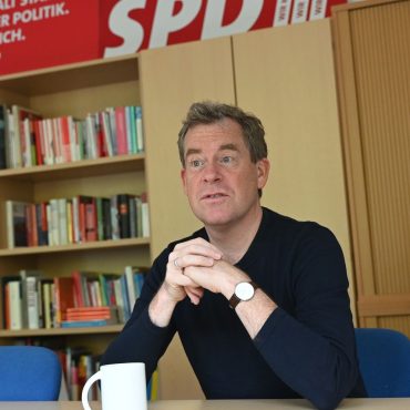 Der SPD-Landesvorsitzende Kämpfer fordert mehr Kostenkontrolle bei Bauvorhaben. (Archivbild)