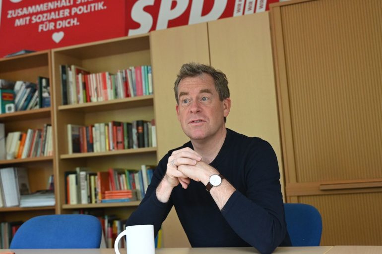 Der SPD-Landesvorsitzende Kämpfer fordert mehr Kostenkontrolle bei Bauvorhaben. (Archivbild)
