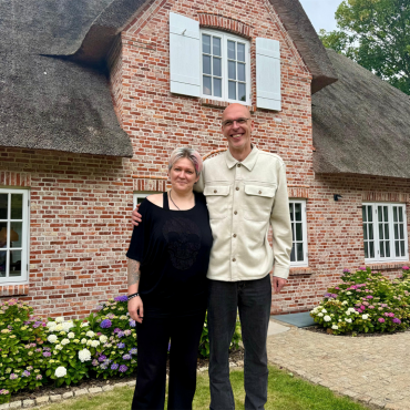 Antje und Markus bei der Schlüsselübergabe ihrer gewonnenen Reetdachvilla in Utersum auf Föhr. Titel: Schlüsselübergabe der Omaze-Villa auf Föhr