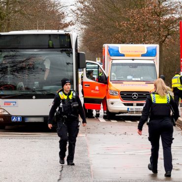 Polizisten laufen im Februar 2024 die Unfallstelle ab. (Archivbild)