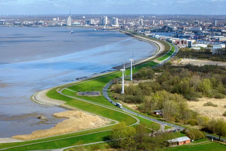 Bremerhaven wie hier auf dem Bild - oder Emden? Die Entscheidung für den Standort eines neuen Marinehafens soll bald fallen. (Archivfoto)
