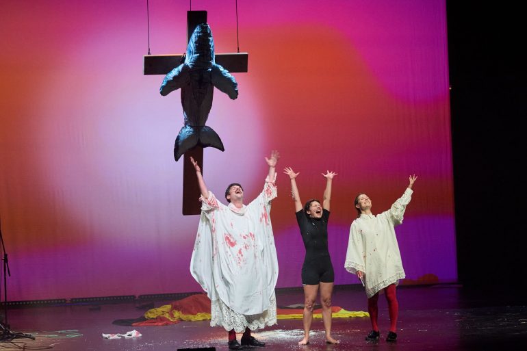 Aus dem langen Sterben des Buckelwals ist ein Theaterstück geworden.