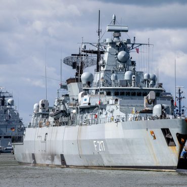 Die Fregatte «Bayern» - hier bei einem früheren Aufenthalt in Wilhelmshaven - soll in der Neuen Jadewerft modernisiert werden. (Archivbild)