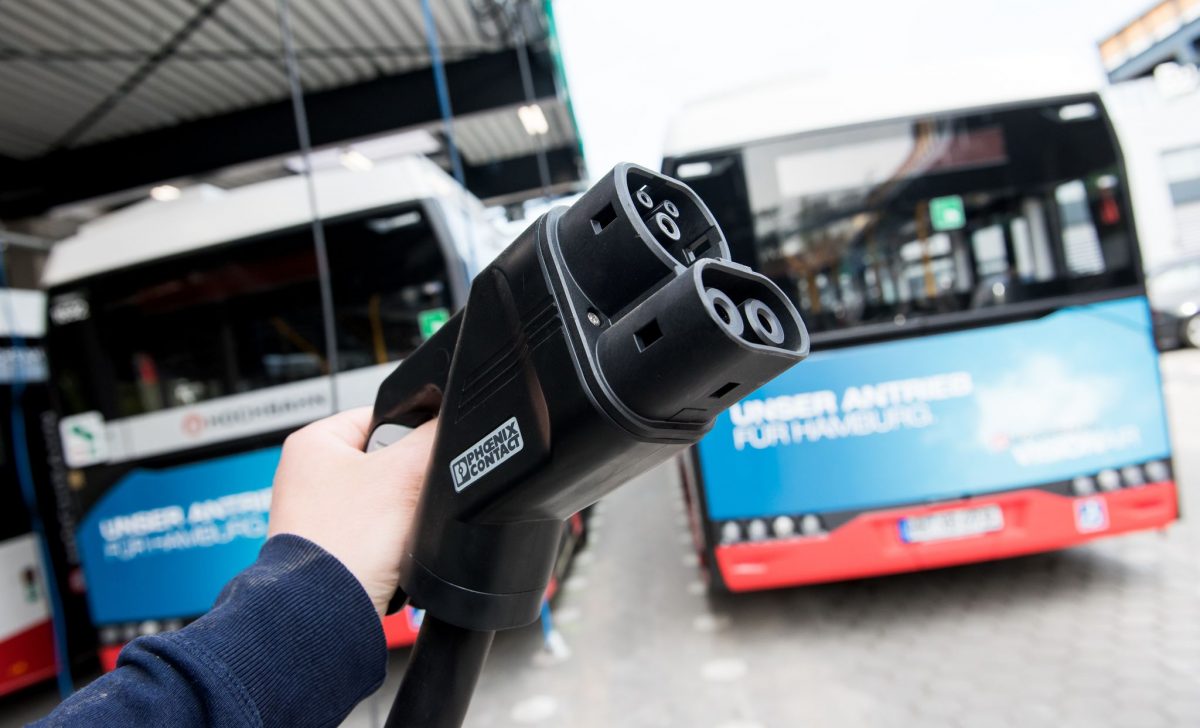 Zusätzlich zu den E-Bussen hat die Hamburger herkömmlich angetriebene Busse im Einsatz. (Archivbild)