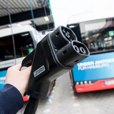 Zusätzlich zu den E-Bussen hat die Hamburger herkömmlich angetriebene Busse im Einsatz. (Archivbild)