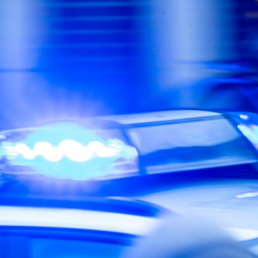 Vier junge Männer wurden bei dem körperlichen Angriff verletzt. (Symbolbild)