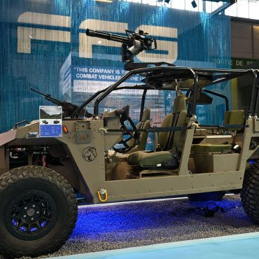 FFG-Messestand bei der Waffenmesse Eurosatory im Juni, hier ist ein Militärjeep zu sehen. (Archivbild)