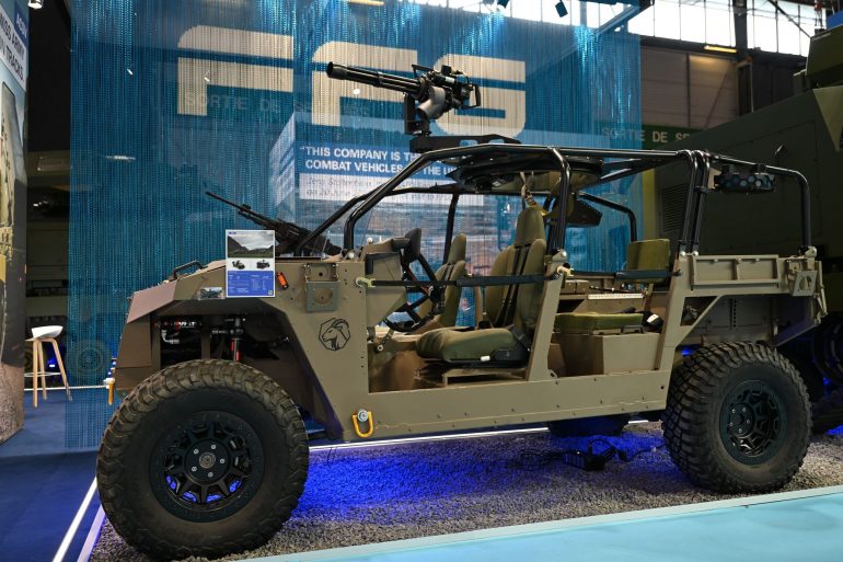 FFG-Messestand bei der Waffenmesse Eurosatory im Juni, hier ist ein Militärjeep zu sehen. (Archivbild)