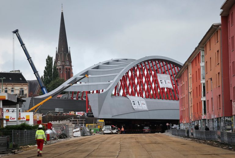 Angekommen: Die neue Sternbrücke hat ihren Zielort erreicht. Von Ende August an werden wieder rund 1.000 Züge täglich über sie rollen und damit den Hauptbahnhof und den Bahnhof Altona miteinander verbinden.