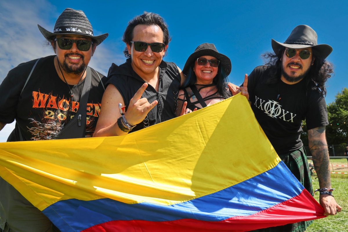 Andrés Urbano (zweiter von links) und seine Freunde aus Kolumbien feiern auf dem Wacken Open Air.