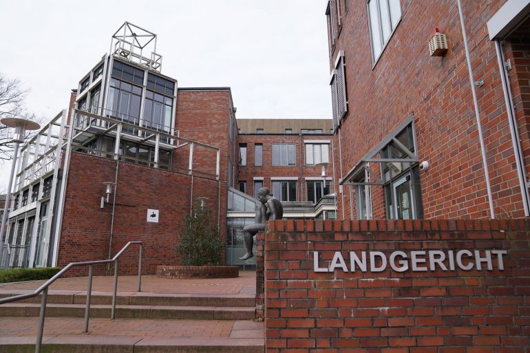 Im Prozess um den Tod eines Säuglings vor dem Landgericht Itzehoe hat die Staatsanwaltschaft lebenslange Haftstrafen für die Eltern gefordert.