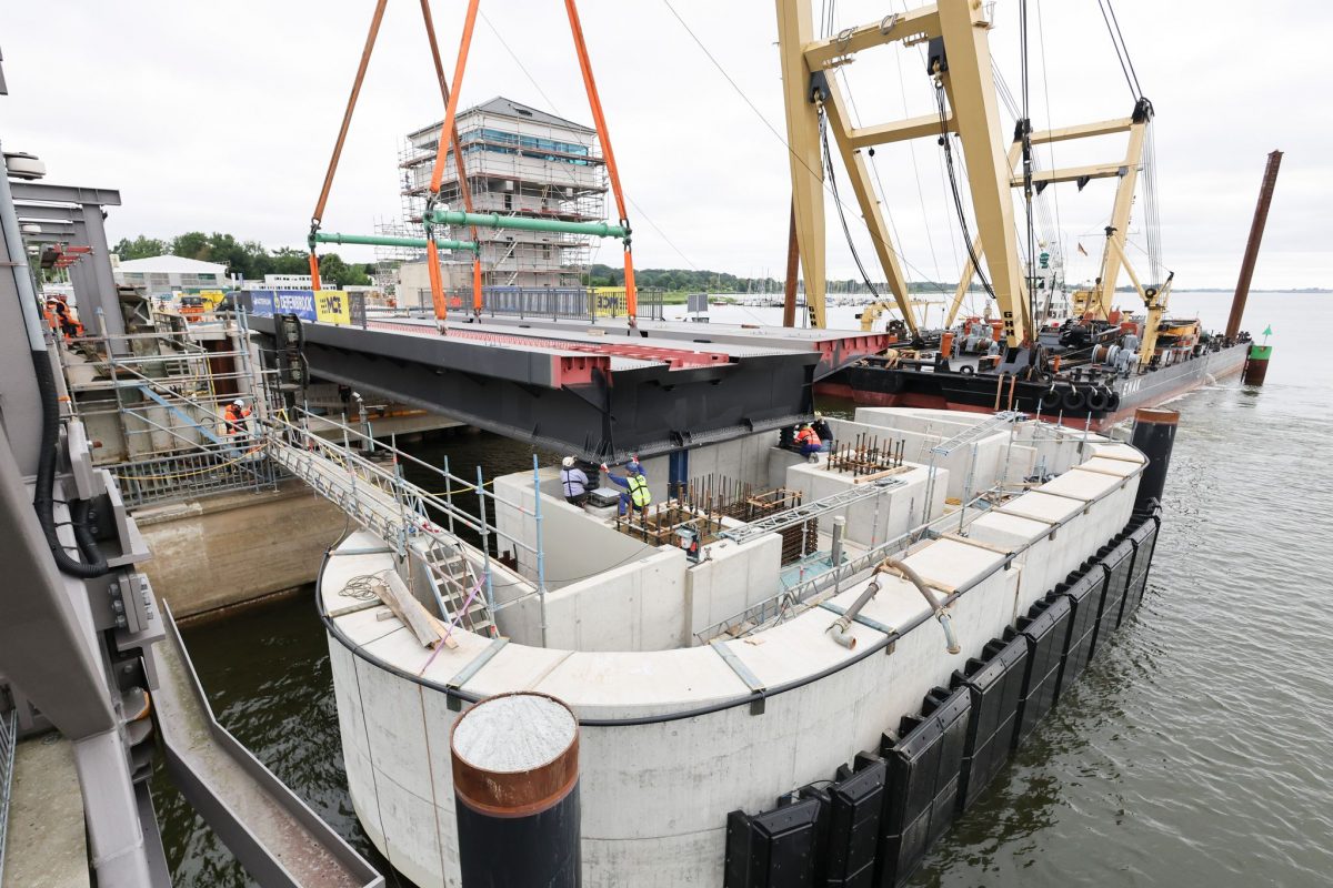 Ein wichtiges Stück der neuen Brücke wird vom Schwimmkran an die richtige Position gehoben.