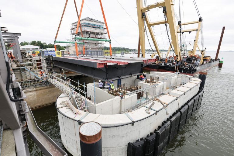 Ein wichtiges Stück der neuen Brücke wird vom Schwimmkran an die richtige Position gehoben.