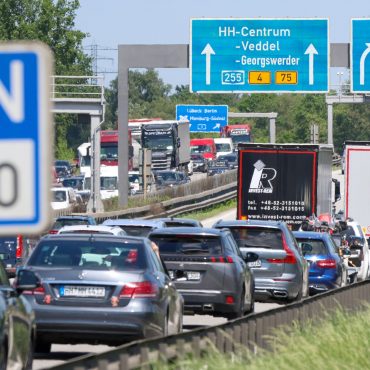 Stau sorgt bei der Metall- und Elektroindustrie für einen Standortnachteil. (Symbolbild)