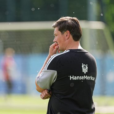 Durfte mit dem ersten Auftritt von Zugang Patson Daka zufrieden sein: HSV-Trainer Merlin Polzin. (Archivbild)