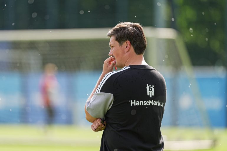 Durfte mit dem ersten Auftritt von Zugang Patson Daka zufrieden sein: HSV-Trainer Merlin Polzin. (Archivbild)