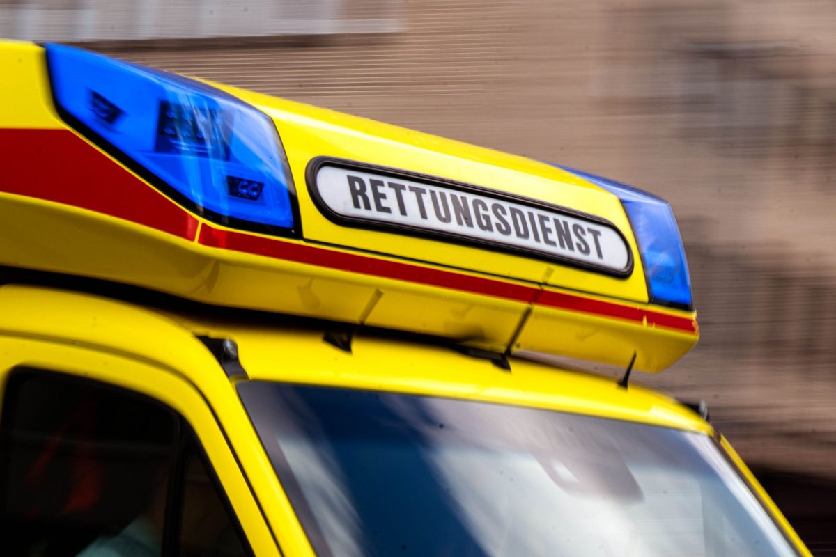 Mit lebensgefährlichen Verletzungen wurden die beiden 19-Jährigen in ein Krankenhaus gebracht. (Symbolbild)