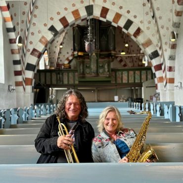 Sonja und Karlheinz Höflich vom Duo Duopoli bei den Proben in der St. Nicolai-Kirche in Wyk.