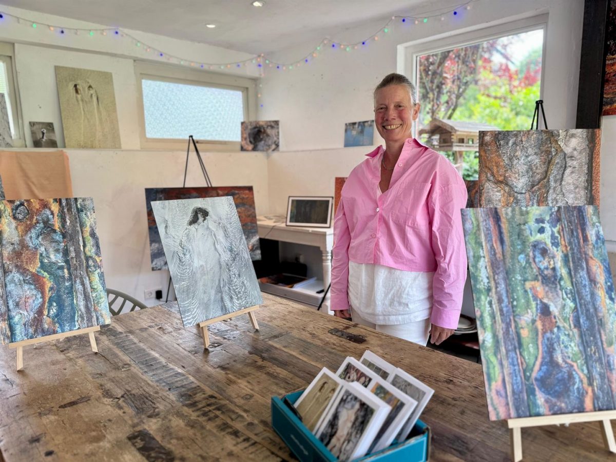 Irmgard Jacobs-Gibau präsentiert ihre RostArt-Ausstellung im Pavillon im Park an der Mühle in Wyk auf Föhr