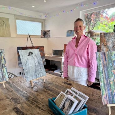 Irmgard Jacobs-Gibau präsentiert ihre RostArt-Ausstellung im Pavillon im Park an der Mühle in Wyk auf Föhr