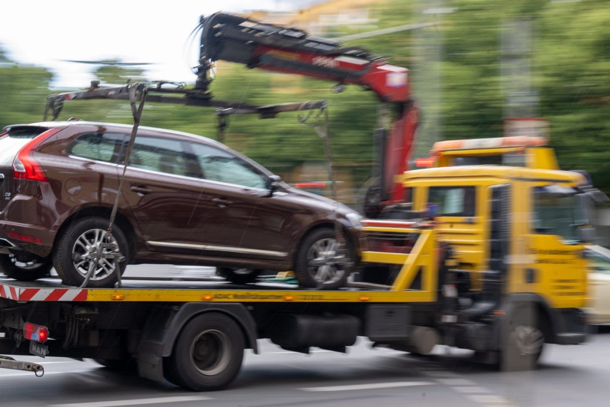 So viele falsch geparkte Autos wie seit sieben Jahren nicht mehr wurden im ersten Halbjahr dieses Jahres in Hamburg abgeschleppt. (Archivbild)