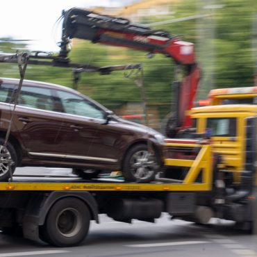 So viele falsch geparkte Autos wie seit sieben Jahren nicht mehr wurden im ersten Halbjahr dieses Jahres in Hamburg abgeschleppt. (Archivbild)