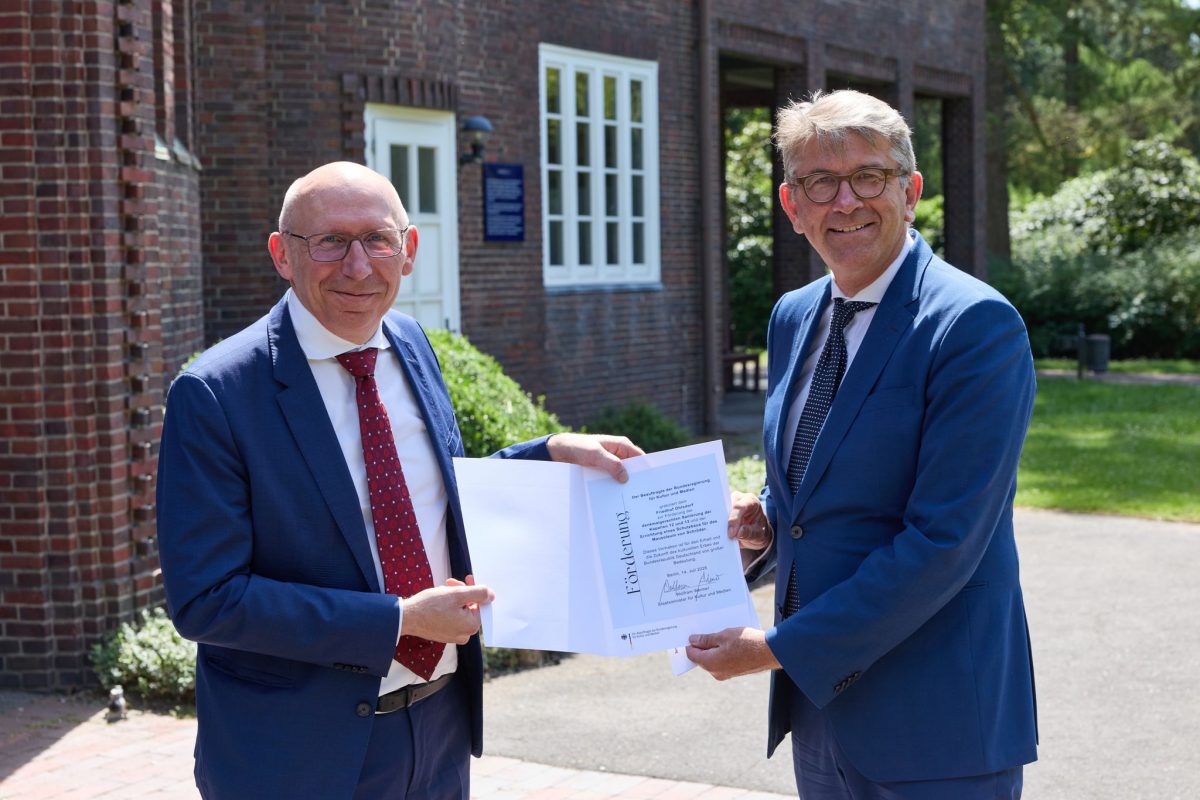 Kulturstaatsminister Wolfram Weimer (parteilos) übergibt Carsten Helberg, Geschäftsführer der Hamburger Friedhöfe, einen Förderbescheid von über neun Millionen Euro.