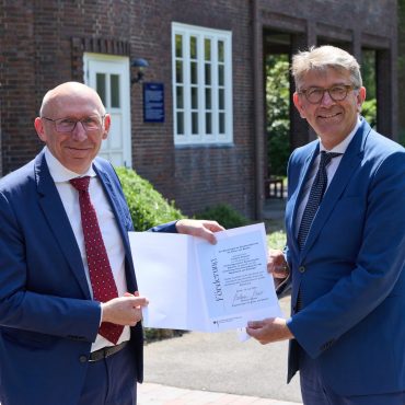 Kulturstaatsminister Wolfram Weimer (parteilos) übergibt Carsten Helberg, Geschäftsführer der Hamburger Friedhöfe, einen Förderbescheid von über neun Millionen Euro.