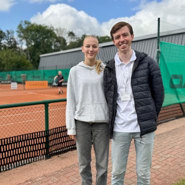 Organisator Nils Winterhalter und Tennisspielerin Ella vor dem Start des Tennis-Gästeturniers auf Föhr.