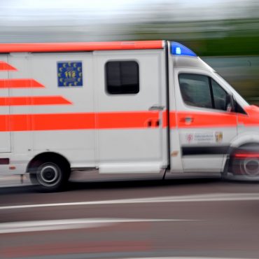 Durch den Unfall wurden fünf Menschen verletzt. (Symbolbild)