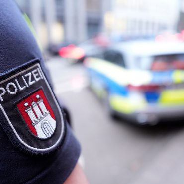 Nach einer angeblichen Bedrohung von Kindern hat die Hamburger Polizei Waffen im Haus einer Frau gefunden. (Symbolbild)
