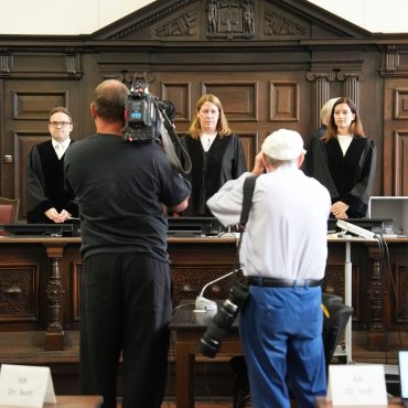 Das Landgericht Hamburg hat der Angeklagten Christina Block wegen der Übergabe eines Briefes an eine Sachverständige eine Verdunkelungshandlung vorgeworfen.