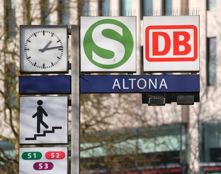 In Hamburg kommt es erneut zu Sperrungen bei der Bahn. (Symbolbild)