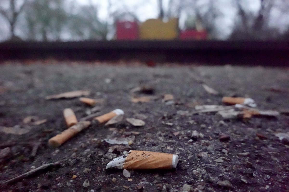 Wer dabei erwischt wird, dass er seine Zigarette auf die Straße wirft, muss künftig mindestens 100 Euro zahlen. (Archivbild)