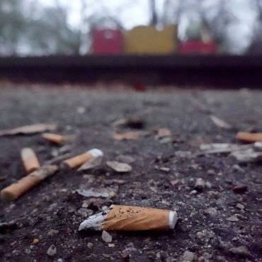 Wer dabei erwischt wird, dass er seine Zigarette auf die Straße wirft, muss künftig mindestens 100 Euro zahlen. (Archivbild)