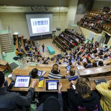 Studierende, die nicht mehr bei den Eltern wohnen und Bafög bekommen, müssen auf eine Erhöhung ein halbes Jahr länger warten. (Symbolbild)