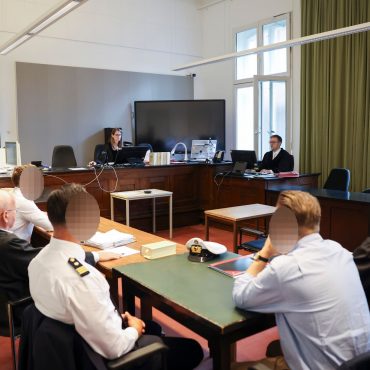Drei Polizisten stehen in Hamburg vor Gericht.
